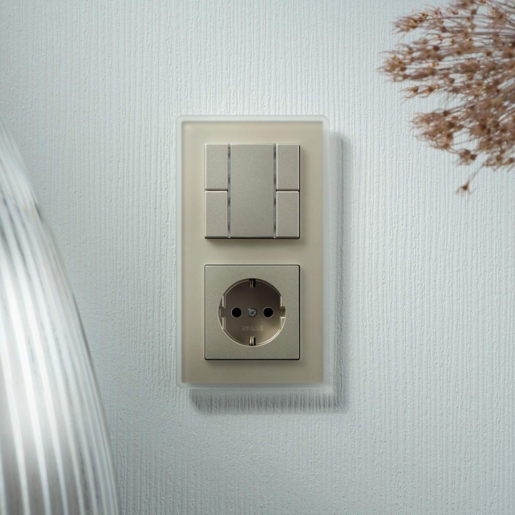 Modernes Wohninterieur mit smarter Technik